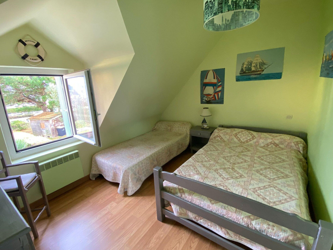 Room 4, Pretty Terraced House Near the Beach, Damgan, Morbihan