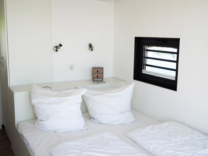 Room 1, Hausboot im Hafen von Boltenhagen, Nordwestmecklenburg