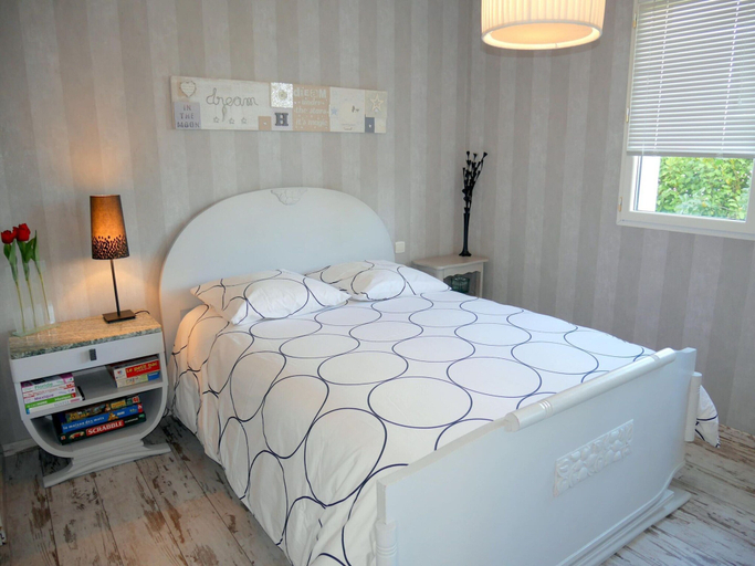 Room 2, Holiday Home in Crozon Near Sandy Beaches, Finistère