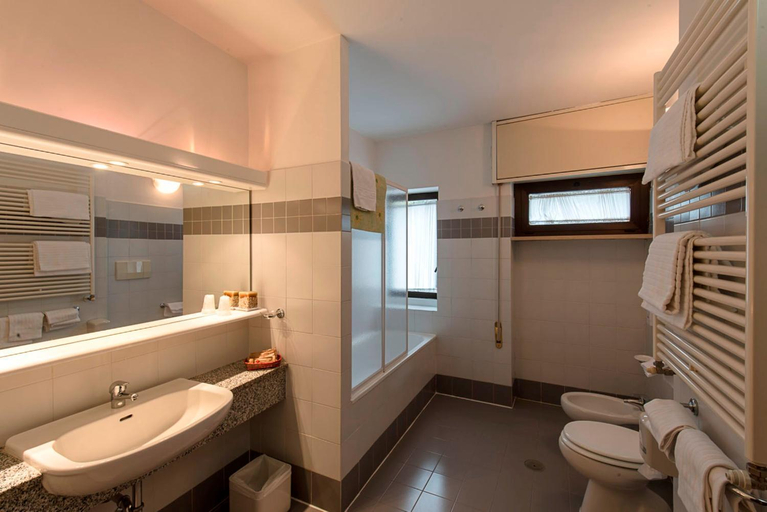 Bathroom 4, Cipriani Park Hotel, L'Aquila
