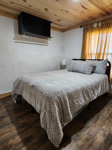 Room 4, Modern Style Peaceful Tranquility Pet Friendly, Sevier