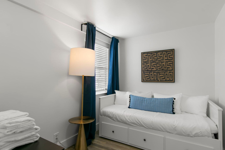 Room 3, NEW St Pete Retreat Newly Updated Pet Friendly, Pinellas