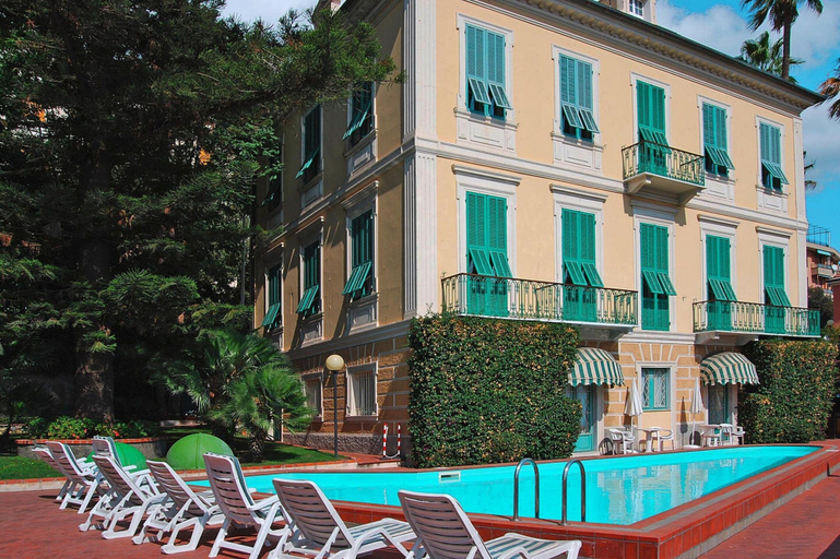 Pool 4, Apartment in Imperia Near Watersports, Imperia