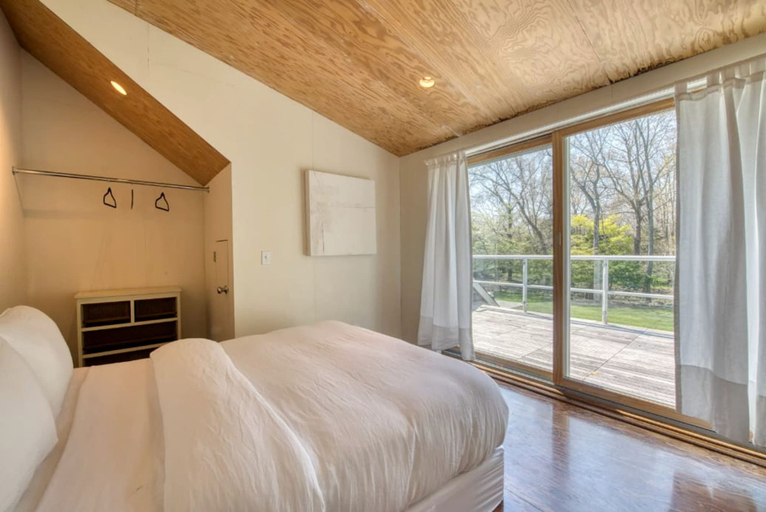 Room 5, Spacious 5-br 4-bath Pool in East Hamptons, Suffolk