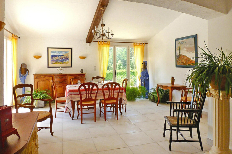 Dining 3, Holiday Home in Puymeras With Garden, Vaucluse