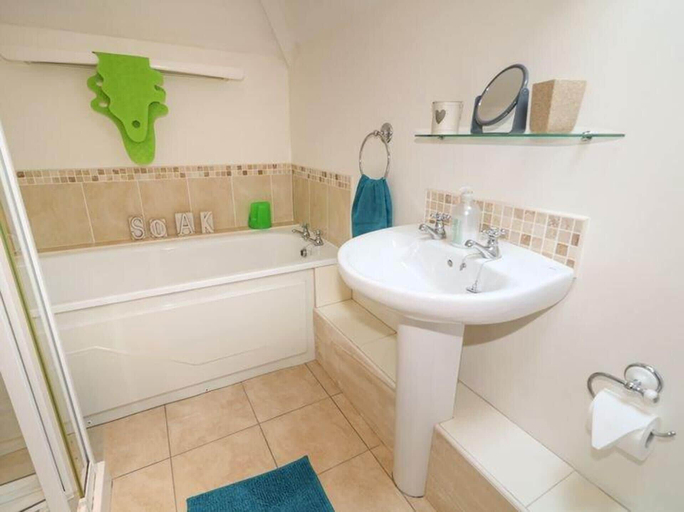Bathroom 3, Shell Hill 3-bed Apt, Sleeps 6, 15 Mins to Beach, Causeway Coast and Glens