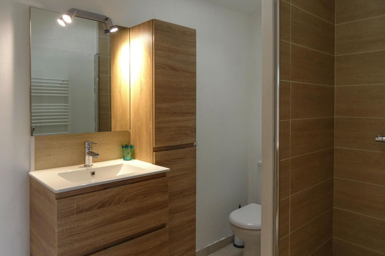 Bathroom 4, Holiday Home in Damgan Near Sandy Beaches, Morbihan