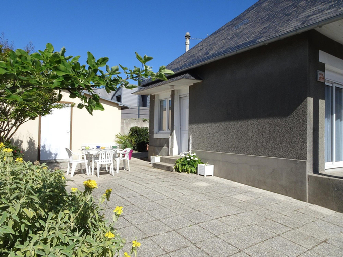 Exterior & Views 2, Semi-detached House, Jullouville, Manche