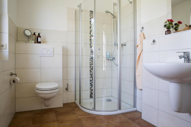 Bathroom 3, Luxushaus Bodden mit Schwimmbereich, Vorpommern-Rügen