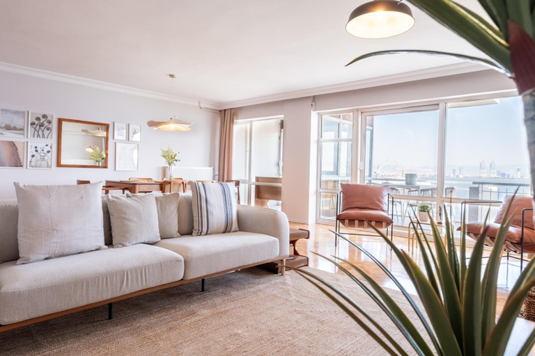Room 2, Sleek Flat With Sea View Balcony 2 min to Coast, Karşıyaka