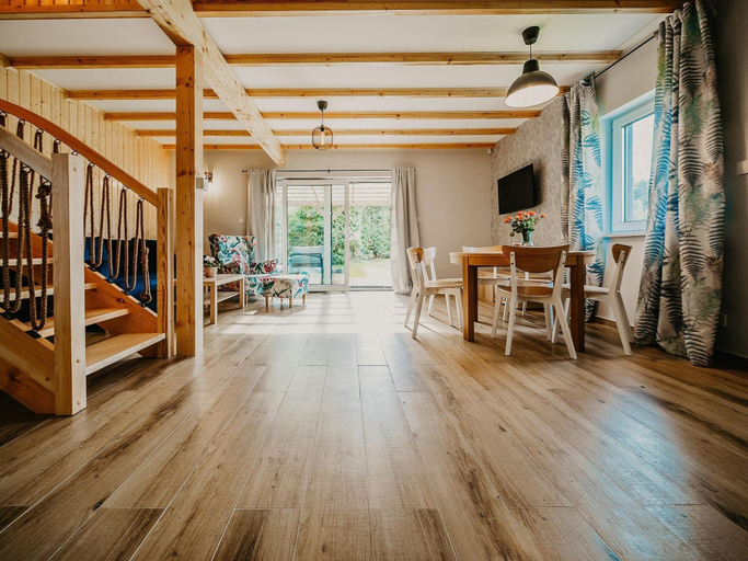 Dining 4, House in Nadole With Private Beach & Jacuzzi, Wejherowo