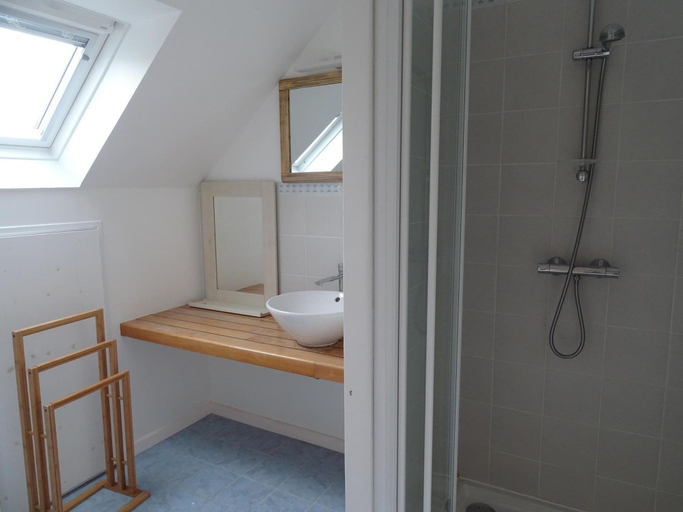 Bathroom 3, Villa in Primel With Sea View and Beach Access, Finistère