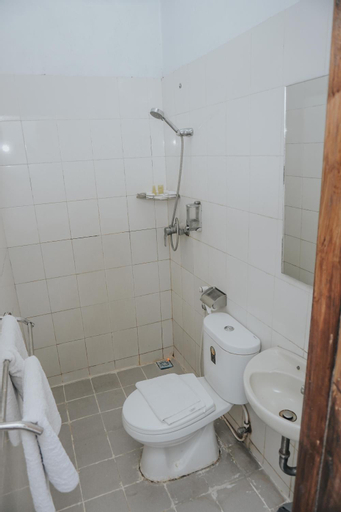 Bathroom 16