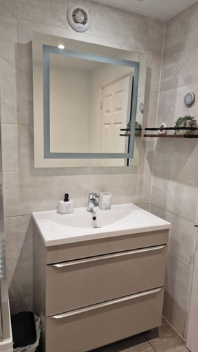 Bathroom 3, Strood Home-sleeps 6-great for Groups & Families, Medway