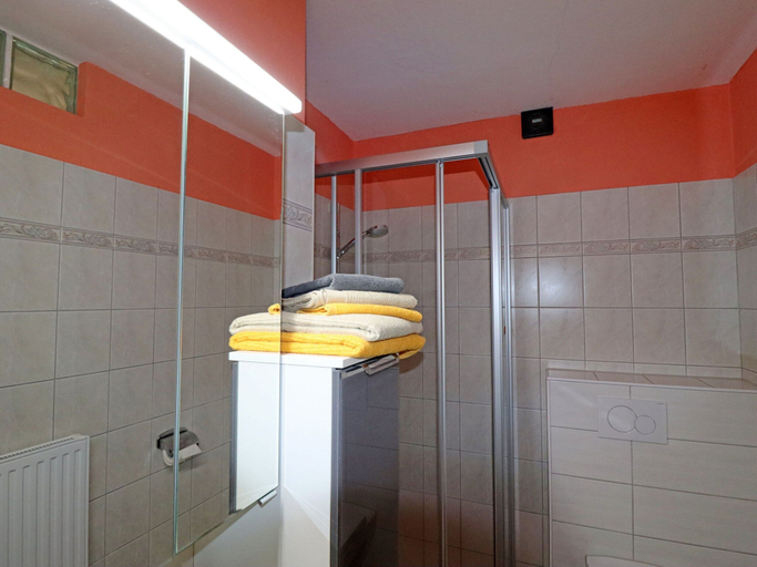Bathroom 2, Apartment in Bsum With Garden, Dithmarschen