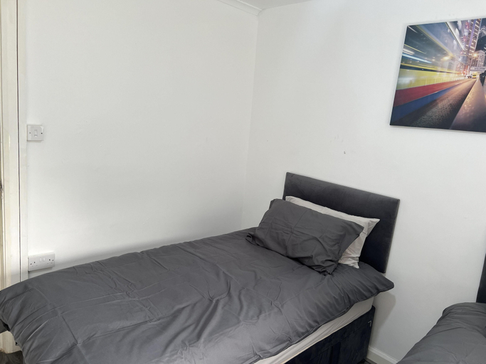 Bedroom 2, Comfy 2-bedroom Apartment, Birmingham