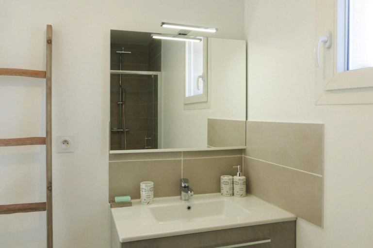Bathroom 2, Nice Holiday Home With Private Terrace, Arpaillargues-et-aureillac, Gard