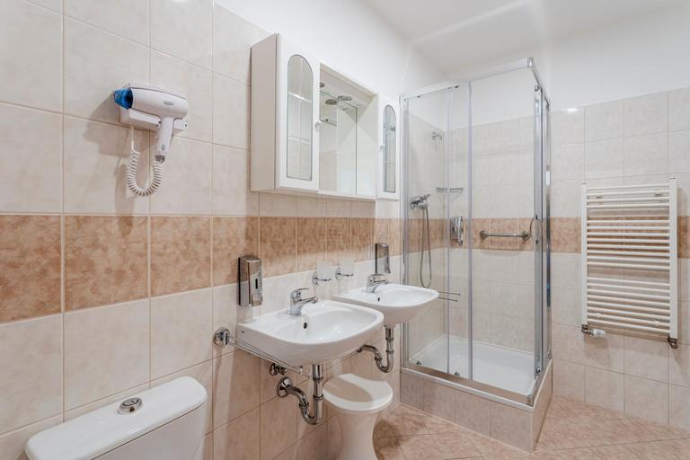 Bathroom 3, Complex Curie, Karlovy Vary