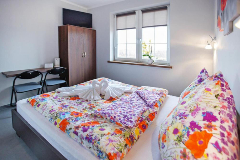 Bedroom 3, Comfortable Apartment, 5 Bedrooms, Summer Pool, Koszalin