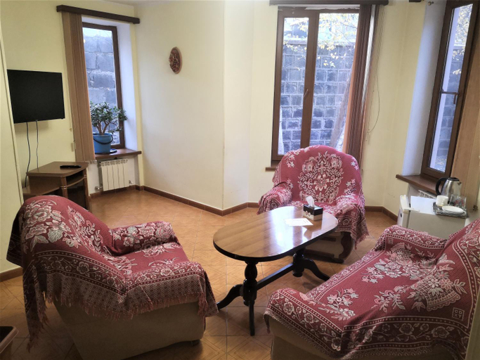 Others 3, Hotel Edem