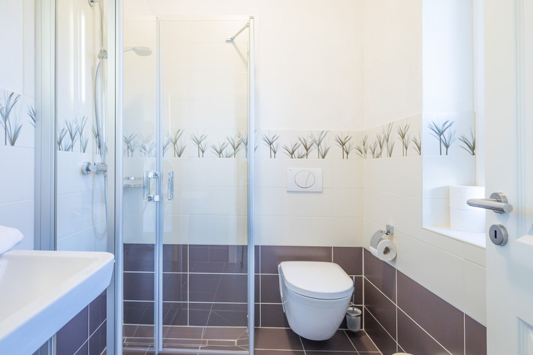 Bathroom 4, Luxurios Eingerichtetes Ferienhaus in Strandnahe, Nordfriesland