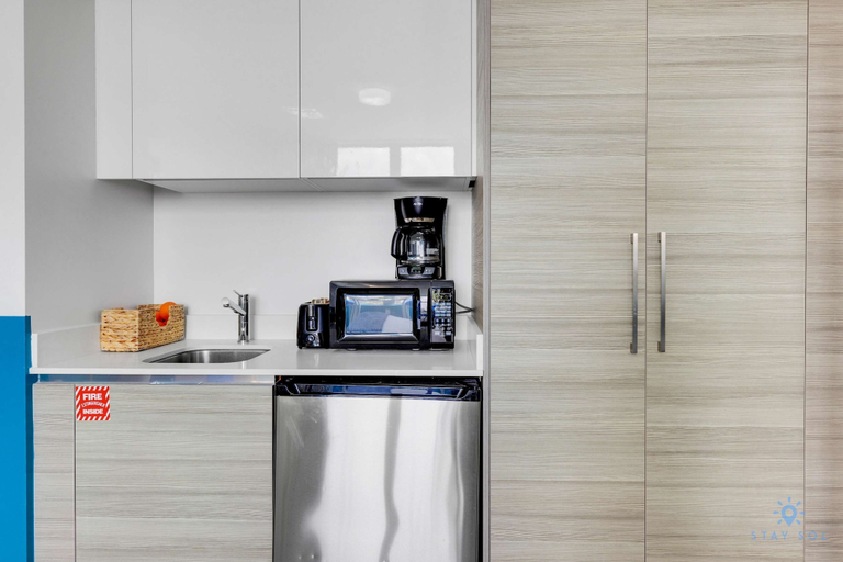 Room 4, Luxurious Condo With Rooftop Pool Hot Tub, Broward