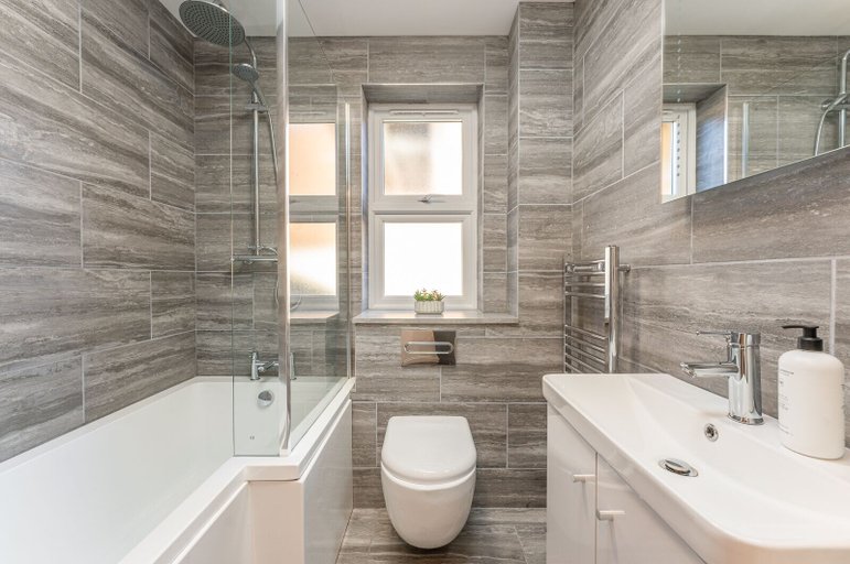 Bathroom, Homely 2-bed Apartment Near Luton Town Centre, Luton