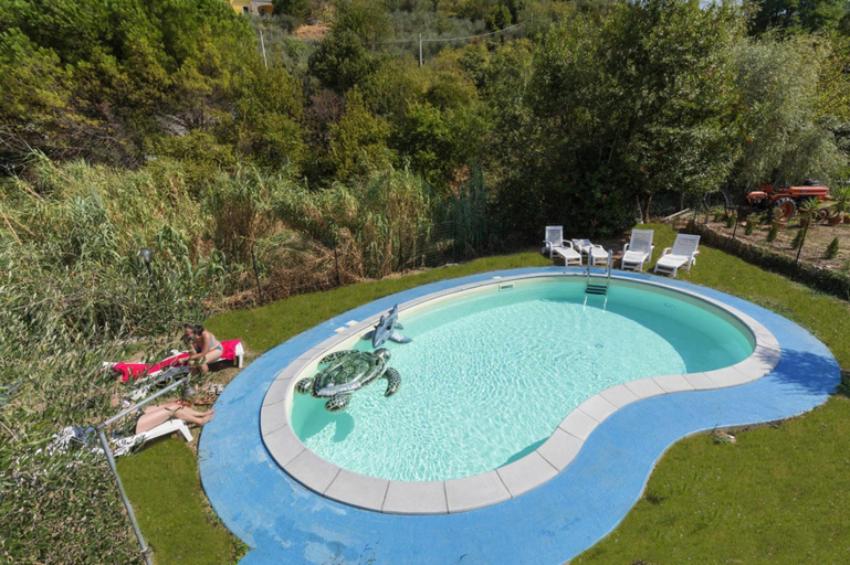Pool, Lovely Holiday Flat With Shared Pool in Lerici, La Spezia