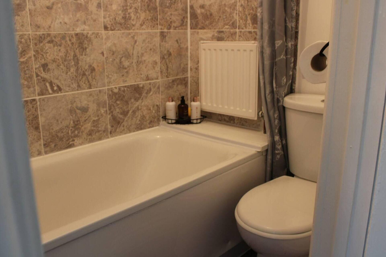 Bathroom 2, Apartment - Sleeps 4 - Garden - Parking, London