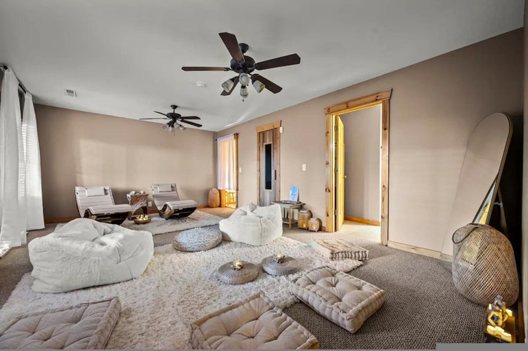Room 2, High-end Luxury Cabin Sauna Hot Tub Gameroom, Sevier