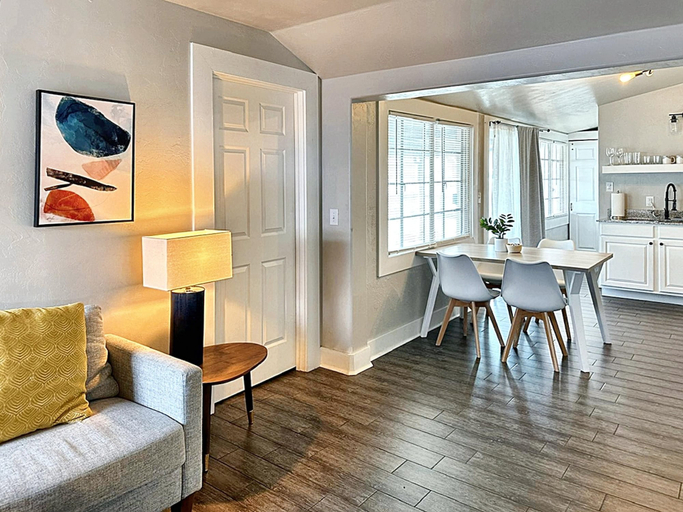 Room 3, Cozy Charm Studio W 2BR I Fully Furnished, Oklahoma