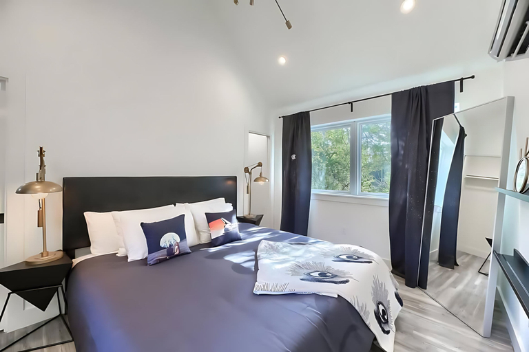 Room 4, East Side Masterpiece, Travis