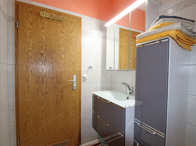 Bathroom 3, Apartment in Bsum With Garden, Dithmarschen