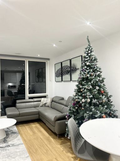 Others 3, Beautiful 2-bed High Rise Apartment in Royal Wharf, London