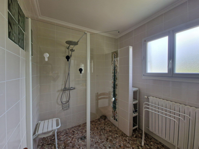 Bathroom 5, Family-friendly Holiday Home Near the Coast, Finistère
