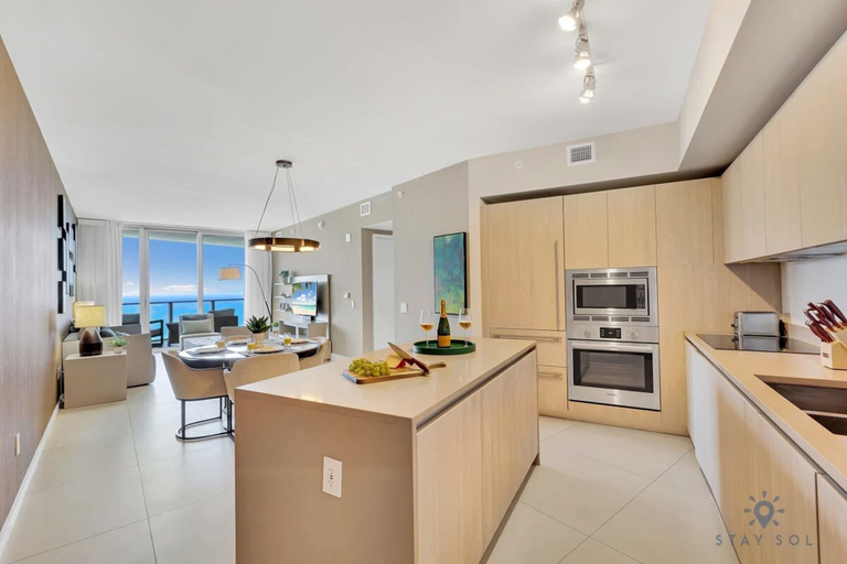Room 3, 1BR Ocean View Balcony - Amazing Pool, Broward