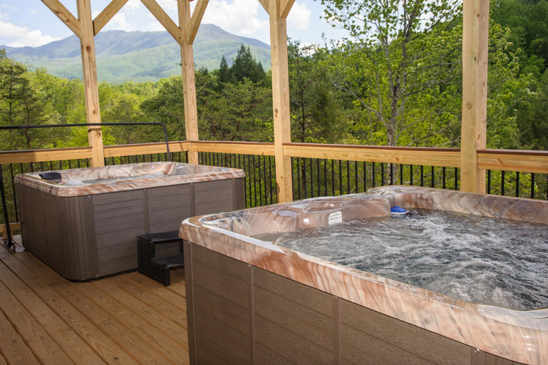 Room 2, Breathtaking 14br Cabin Elevator Views Games Hot Tubs Galore, Sevier