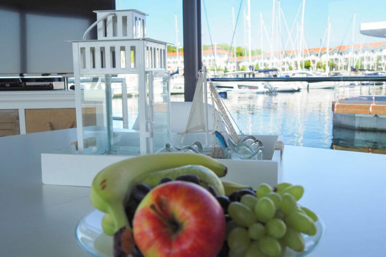 Dining 5, Hausboot im Hafen von Boltenhagen, Nordwestmecklenburg