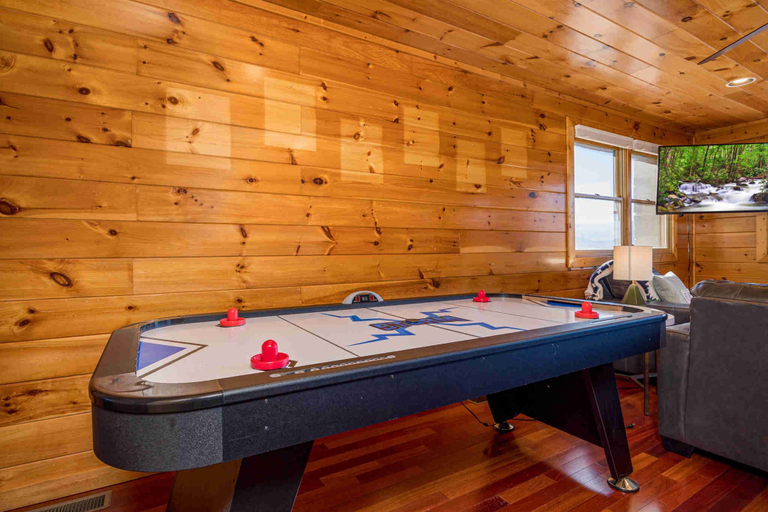 Room 5, Upscale Cabin Stunning Views Hot Tub Game Room, Sevier