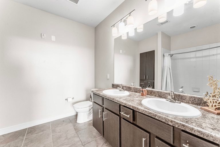 Room 2, Airy Soco 2BR King Suite w Gympickleballlaundry, Travis