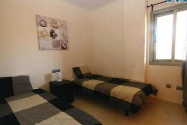 Room 5, 2 Bed Flat-sleeps4-pets-pool-parking-golfclub, Málaga