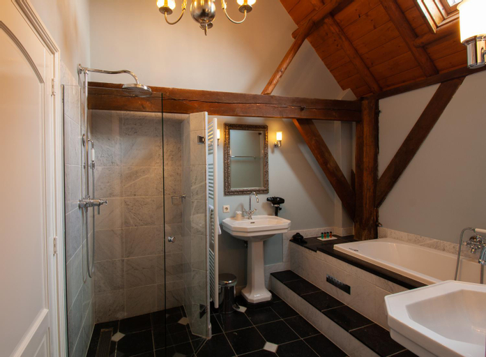 Bathroom 13