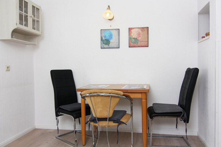 Dining 3, A Holiday Home in Busum With a Barbecue, Dithmarschen
