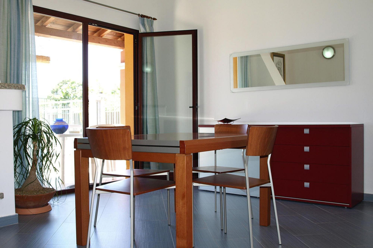 Dining 2, Apartment in a Seaside Resort, Cagliari