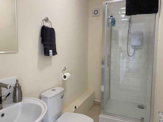 Bathroom 2, Apartment Sleeps 4, Free Parking, Pets Welcome, Luton