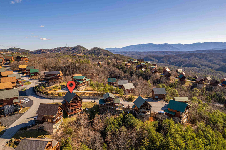 Room 2, Upscale Cabin Stunning Views Hot Tub Game Room, Sevier