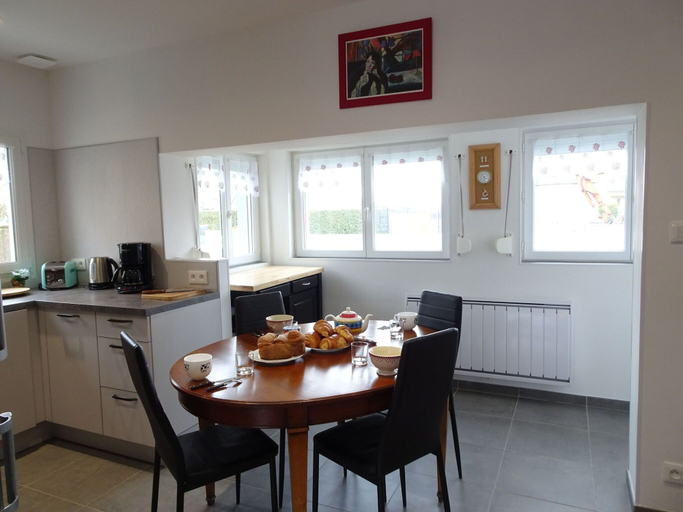 Dining 2, Bungalow in Gouville-sur-mer Near Beach, Manche