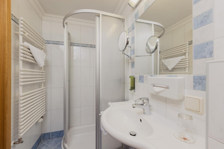Bathroom 5, Hotel Tauernhof - Culinary Experience I Wellness Oasis I Summer Card I Mountain Views I Kids' Playro, Zell am See