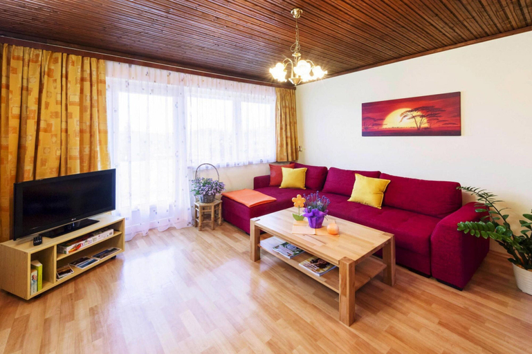 Living area 4, Bungalow on Lake Klopein With a Terrace, Völkermarkt