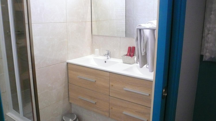Bathroom 3, Hôtel L'Européen, Hautes-Pyrénées